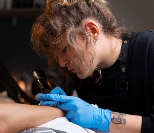 Tatouage, piercing et esthétique : pourquoi la formation hygiène et salubrité à Bordeaux est-elle le pilier de votre succès ?