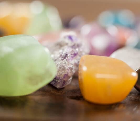 Pourquoi les bijoux en pierre naturelle séduisent toutes les générations