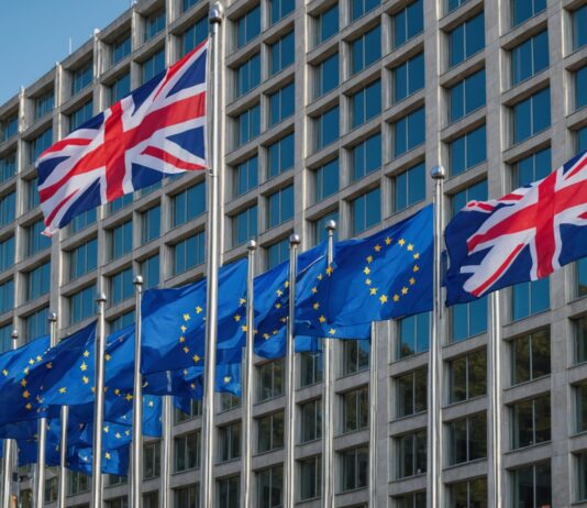 Sommet UE-Royaume-Uni : l’accord de juillet 2026 relance la coopération post-Brexit Drapeaux de l'Union europeenne et du Royaume-Uni devant un batiment europeen a Bruxelles