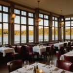 Salle d'un restaurant bouillon à la française avec grandes baies vitrées et tables dressées