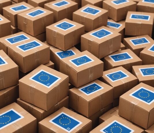 Shein, Temu, AliExpress : ce que change la nouvelle taxe européenne sur les petits colis en 2026 Illustration de colis de livraison avec étiquettes de taxe douanière, symbole du commerce en ligne transfrontalier
