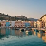 Petit port des Cyclades avec bâtiments néoclassiques colorés, alternative discrète à Mykonos