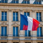 Façade d'une préfecture française avec drapeaux français et européen