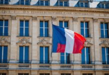 Nouveaux préfets 2026 : sept départements changent de représentant de l’État Façade d'une préfecture française avec drapeaux français et européen