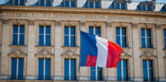 Nouveaux préfets 2026 : sept départements changent de représentant de l’État Façade d'une préfecture française avec drapeaux français et européen