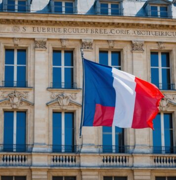 Nouveaux préfets 2026 : sept départements changent de représentant de l’État Façade d'une préfecture française avec drapeaux français et européen
