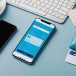 Smartphone affichant un assistant IA de shopping à côté d'une carte bancaire et de sacs d'achats
