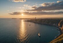 Politique de la mer : le Conseil d’État dénonce la dispersion administrative française Vue aérienne du littoral atlantique français avec bateaux et port, illustrant la politique de la mer