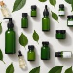 Cosmétiques bio : comment reconnaître un vrai produit Cosmétiques bio présentés en flacons et bocaux en verre avec feuilles vertes