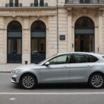 Voiture de location garée dans une rue parisienne