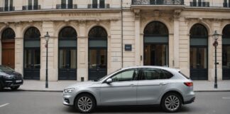 Location voiture Paris : le guide pratique pour bien choisir Voiture de location garée dans une rue parisienne