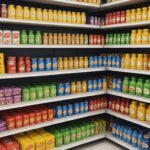 Illustration d'un rayon de supermarché français avec des produits alimentaires préemballés